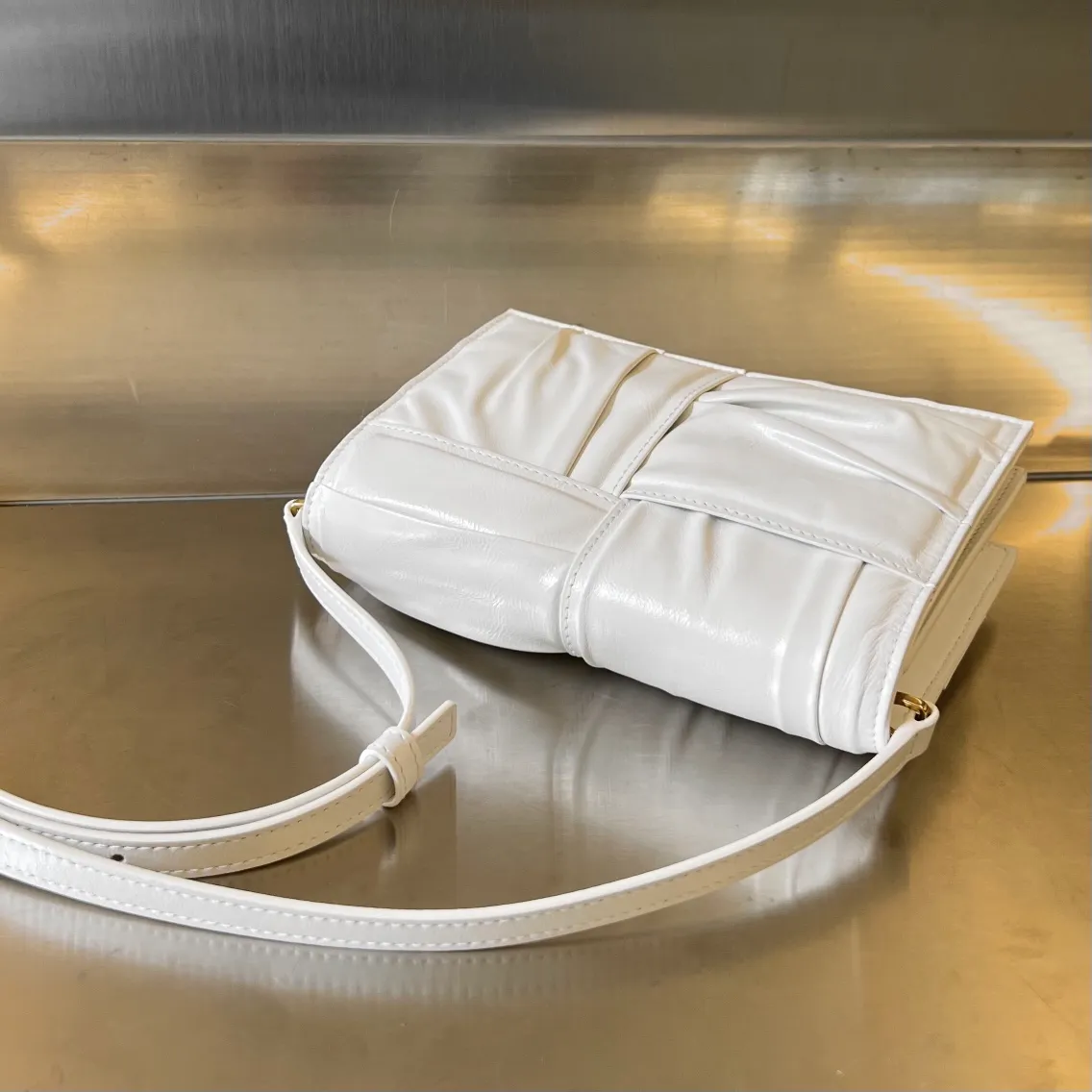 #Bv 2023 new cassette bag 🎈731243 The pleated bag shape is full of details ~ Made of waxed calfskin, soft and soft texture, both gloss and saturation. It has its own card slot and zipper design. Small cards can also be sorted. Very practical. The shoulder strap can be adjusted at will and can be worn on the shoulder/crossbody. The size is suitable for everyone. Size: 19x13.5x3.5 p1920
